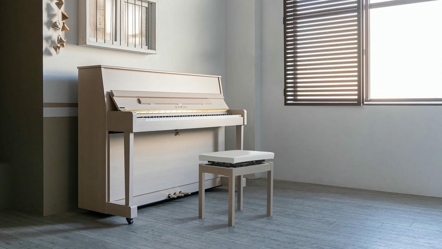 【高雄鋼琴】 KAWAI Pianos 河合鋼琴 – 高雄直營店丨在都市叢林裡也能自在彈奏的-KAWAI NF-15原聲混合鋼琴