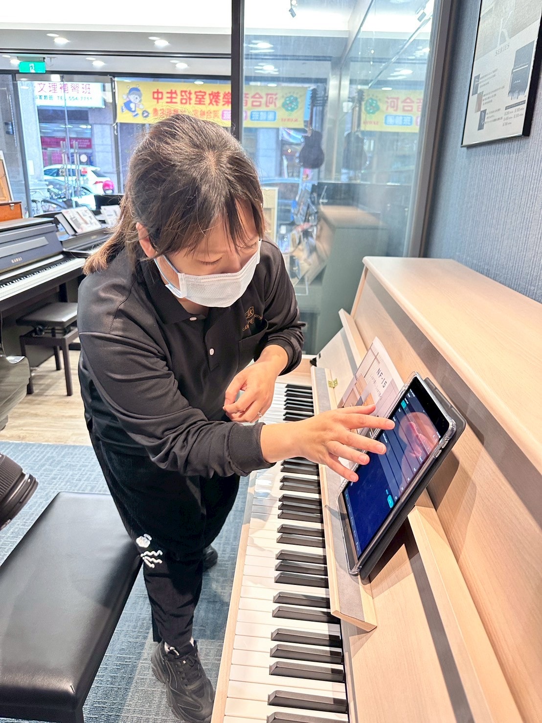 【高雄鋼琴】 KAWAI Pianos 河合鋼琴 – 高雄直營店丨在都市叢林裡也能自在彈奏的-KAWAI NF-15原聲混合鋼琴