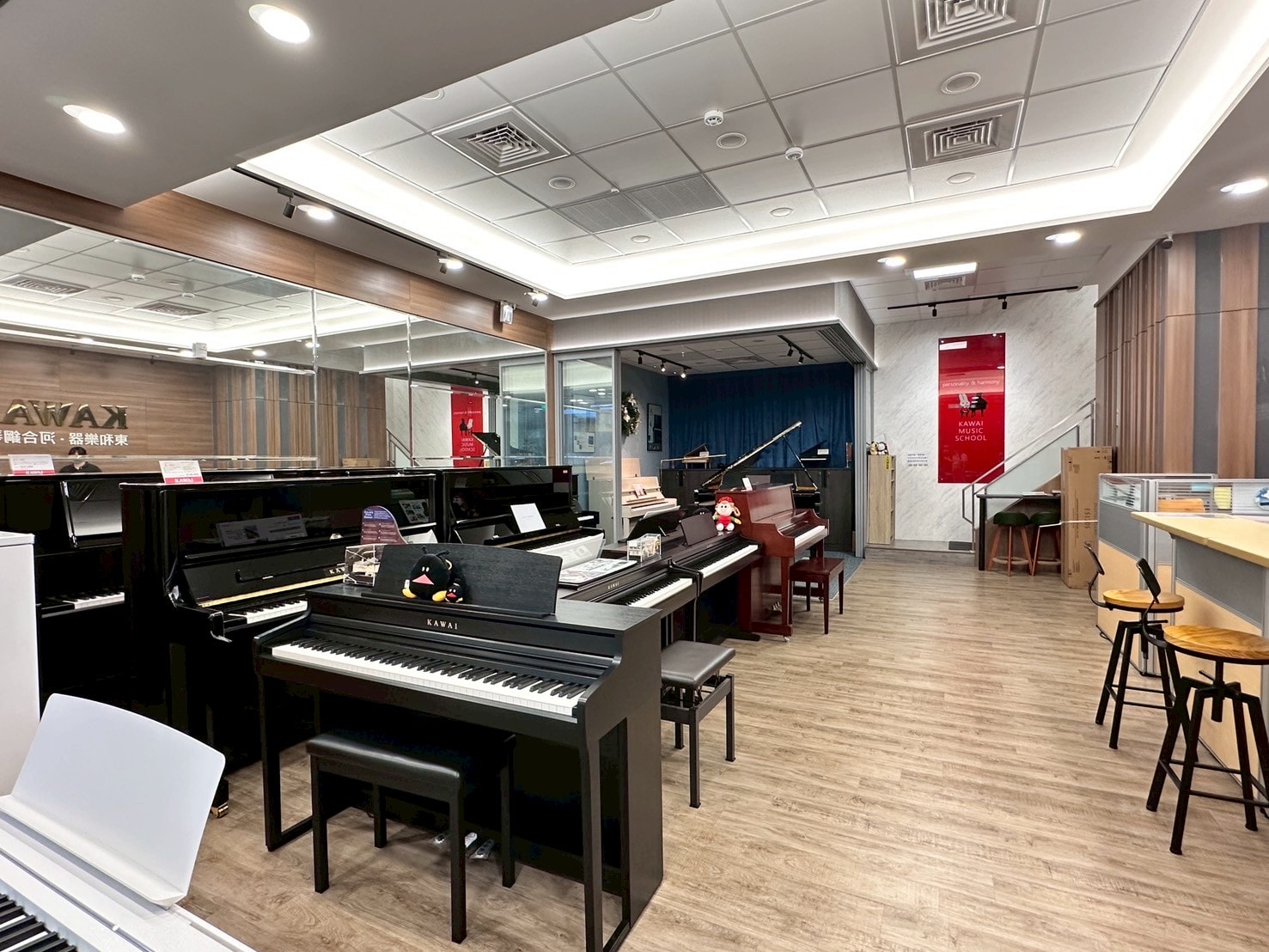 【高雄鋼琴】 KAWAI Pianos 河合鋼琴 – 高雄直營店丨在都市叢林裡也能自在彈奏的-KAWAI NF-15原聲混合鋼琴