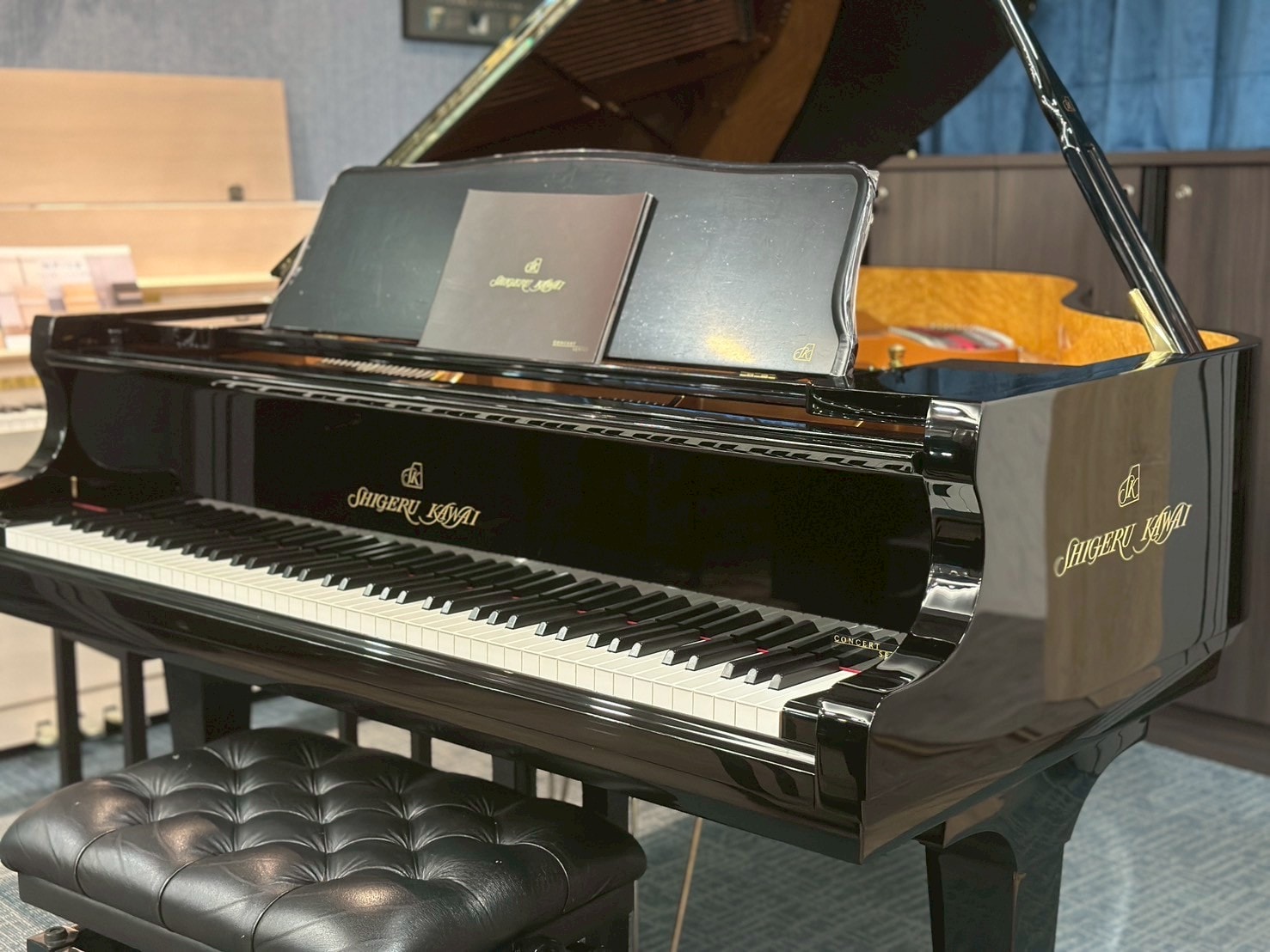【高雄鋼琴】 KAWAI Pianos 河合鋼琴 – 高雄直營店丨在都市叢林裡也能自在彈奏的-KAWAI NF-15原聲混合鋼琴