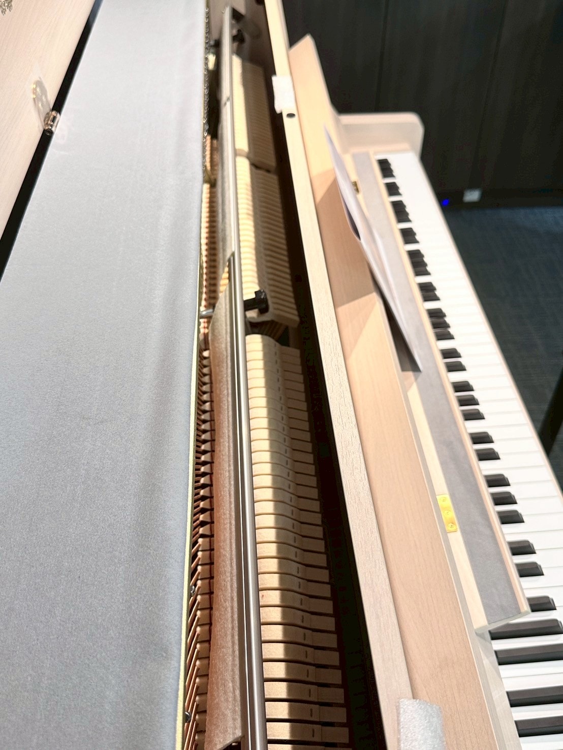 【高雄鋼琴】 KAWAI Pianos 河合鋼琴 – 高雄直營店丨在都市叢林裡也能自在彈奏的-KAWAI NF-15原聲混合鋼琴