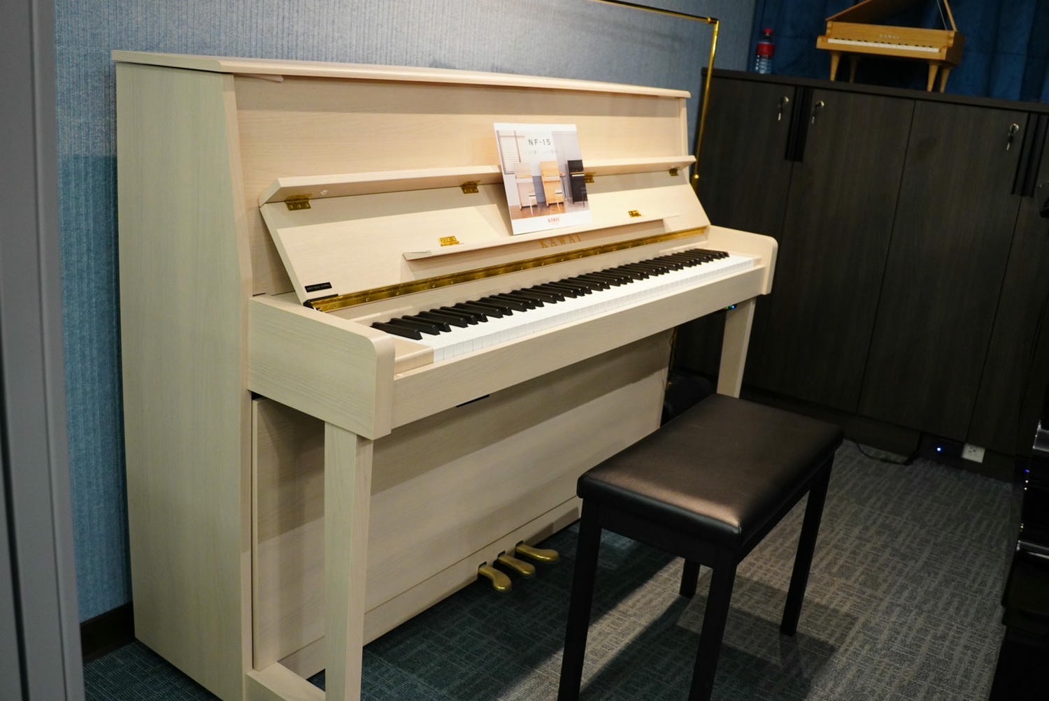 【高雄鋼琴】 KAWAI Pianos 河合鋼琴 – 高雄直營店丨在都市叢林裡也能自在彈奏的-KAWAI NF-15原聲混合鋼琴
