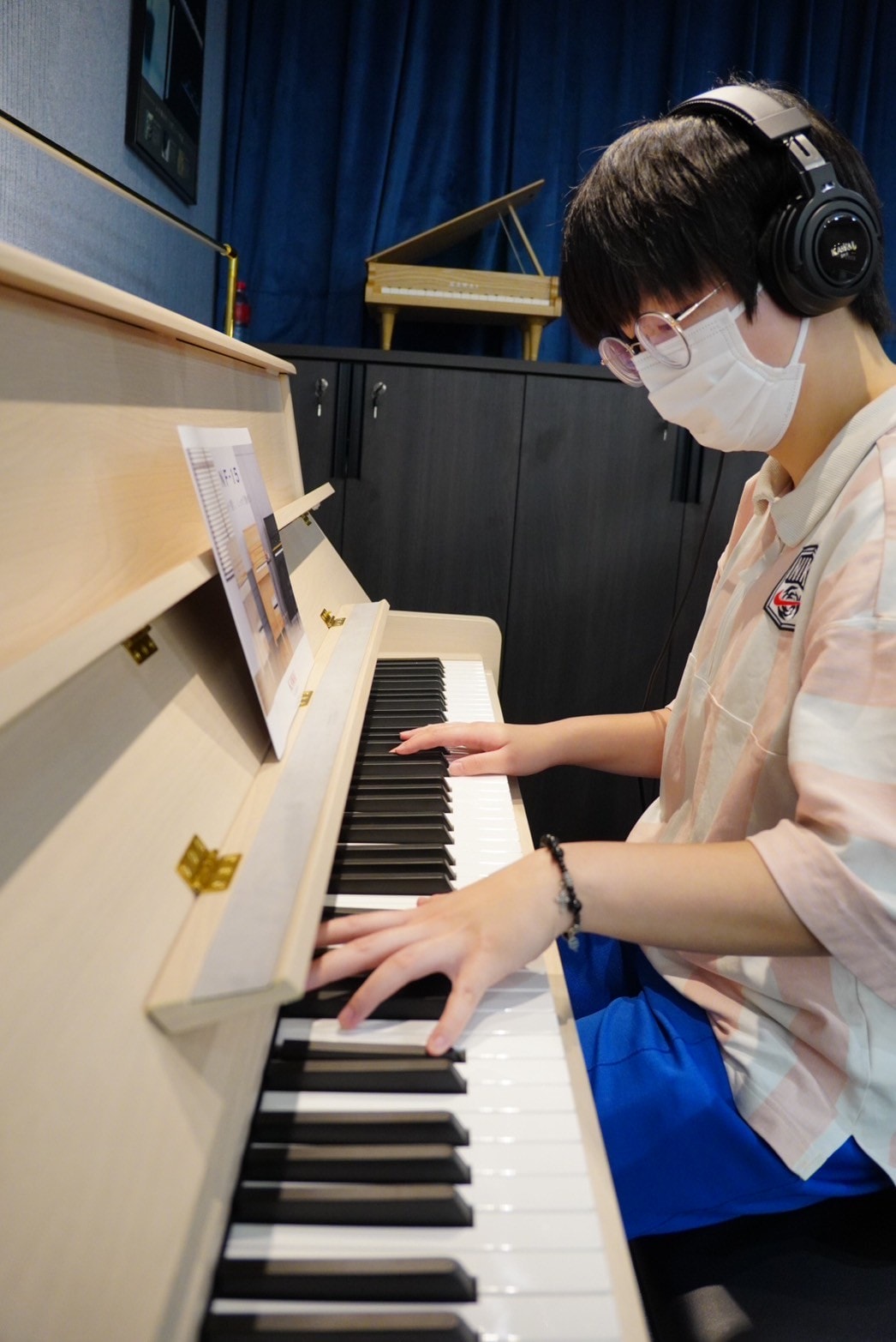 【高雄鋼琴】 KAWAI Pianos 河合鋼琴 – 高雄直營店丨在都市叢林裡也能自在彈奏的-KAWAI NF-15原聲混合鋼琴