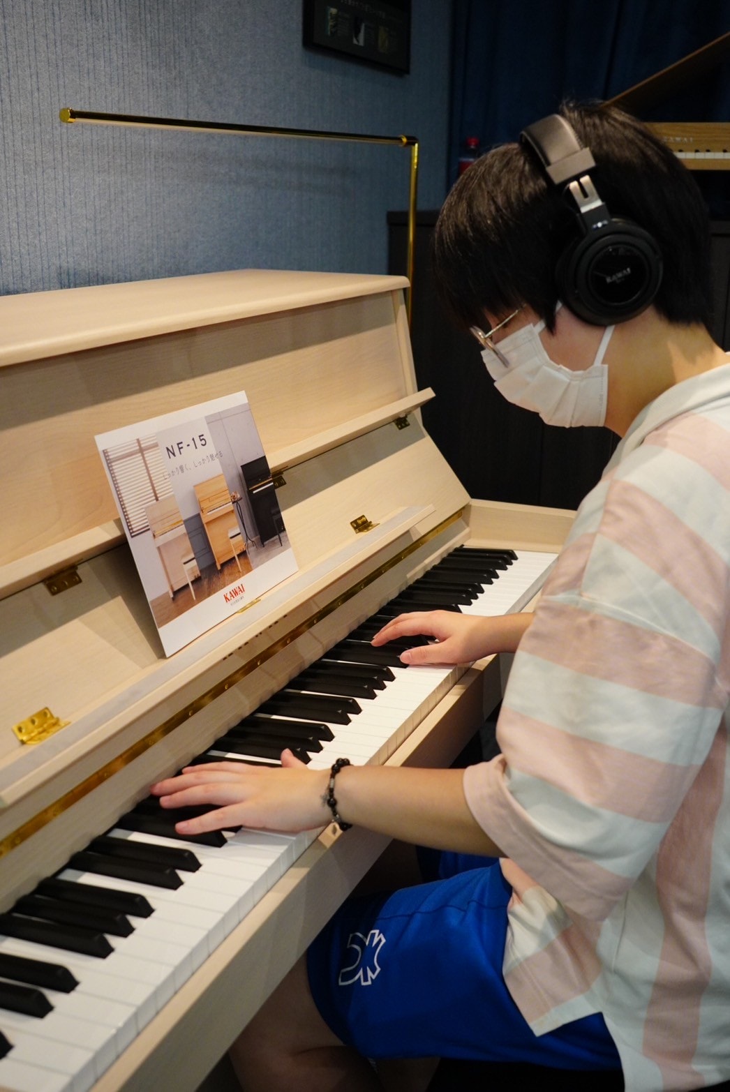 【高雄鋼琴】 KAWAI Pianos 河合鋼琴 – 高雄直營店丨在都市叢林裡也能自在彈奏的-KAWAI NF-15原聲混合鋼琴