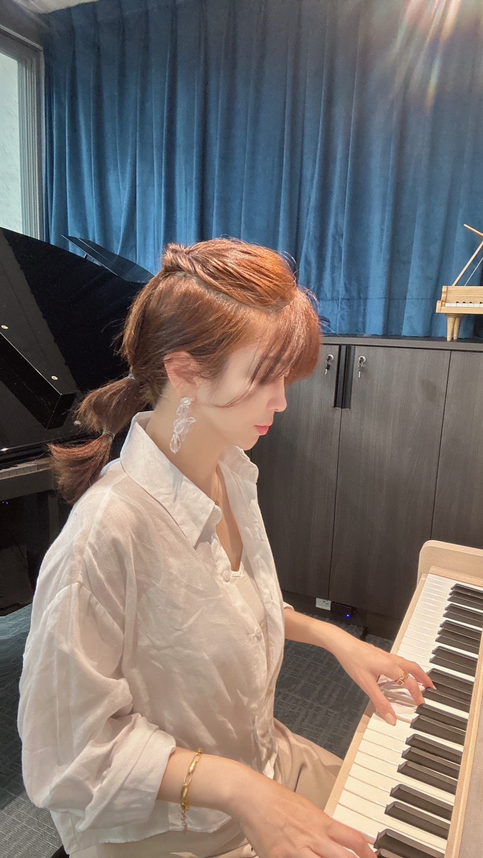 【高雄鋼琴】 KAWAI Pianos 河合鋼琴 – 高雄直營店丨在都市叢林裡也能自在彈奏的-KAWAI NF-15原聲混合鋼琴
