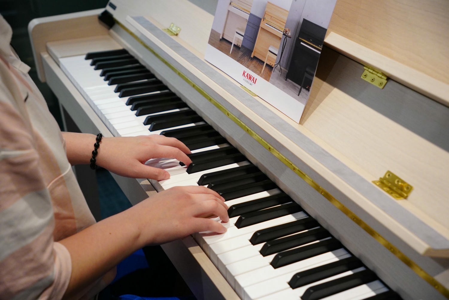 【高雄鋼琴】 KAWAI Pianos 河合鋼琴 – 高雄直營店丨在都市叢林裡也能自在彈奏的-KAWAI NF-15原聲混合鋼琴