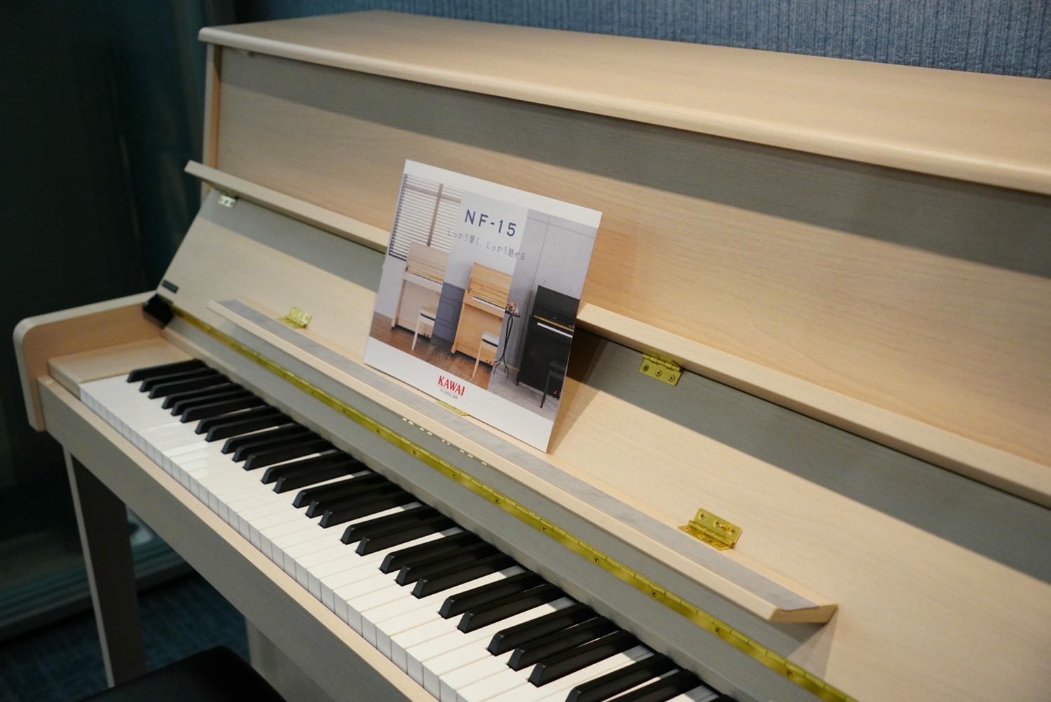 【高雄鋼琴】 KAWAI Pianos 河合鋼琴 – 高雄直營店丨在都市叢林裡也能自在彈奏的-KAWAI NF-15原聲混合鋼琴