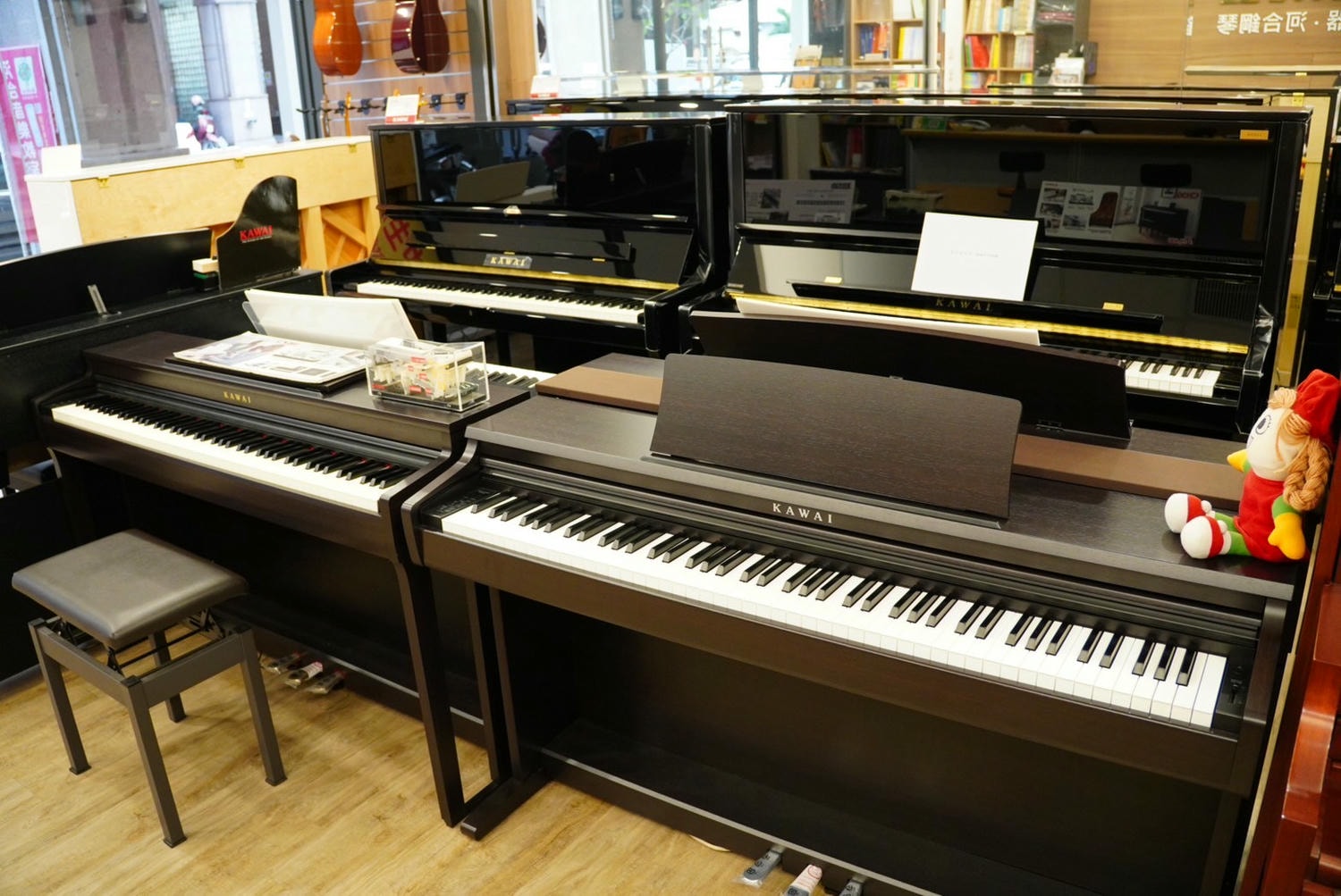 【高雄鋼琴】 KAWAI Pianos 河合鋼琴 – 高雄直營店丨在都市叢林裡也能自在彈奏的-KAWAI NF-15原聲混合鋼琴